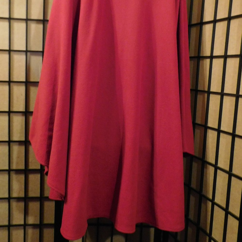 LEMODA RED CAPE - Picture 6 of 8
